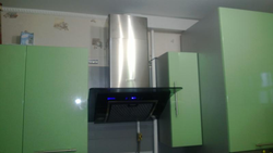 Фота газавая труба і выцяжка на кухні