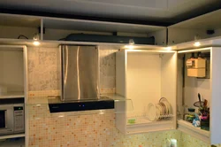 Фото газовая труба и вытяжка на кухне