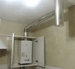 Фото газовая труба и вытяжка на кухне