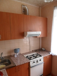 Фото газовая труба и вытяжка на кухне