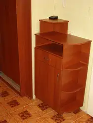 Burchak shkafi va koridor fotosuratidagi poyabzal rafi