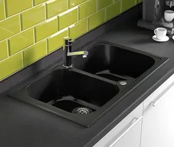 Oshxonadagi fotosuratda qora lavabo va kran