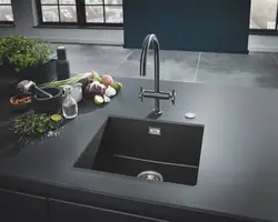 Mətbəx fotoşəkildə qara lavabo və kran