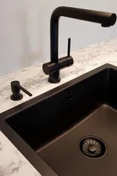 Mətbəx fotoşəkildə qara lavabo və kran