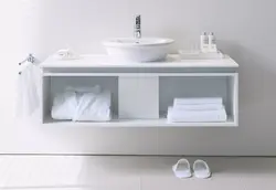 Vanna otağı fotoşəkilində lavabo ilə ağ şkaflar