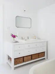 Vanna otağı fotoşəkilində lavabo ilə ağ şkaflar