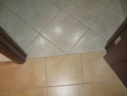 Дарзҳо Дар Сафолҳои Фарши Ошхона Акс