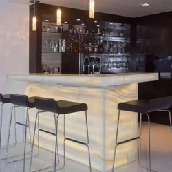 Mərmərdən hazırlanmış mətbəx bar sayğaclarının fotoşəkili
