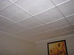Mətbəx fotoşəkilindəki divarlardakı tavan plitələri