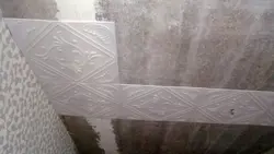 Сафолҳои шифт дар деворҳо дар акс ошхона