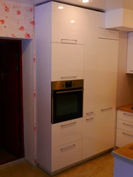 Ас Үйдегі Тоңазытқыш Пен Пештің Қасында Фотосурет