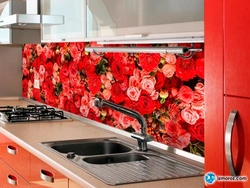 Oshxonadagi fotosuratda plastmassadan tayyorlangan gullar bilan apron
