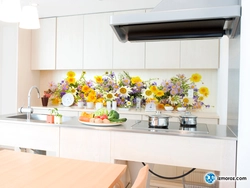Oshxonadagi fotosuratda plastmassadan tayyorlangan gullar bilan apron