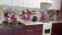 Mətbəx fotoşəkilində plastikdən hazırlanmış çiçəklərlə önlük