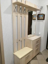 Ayaqqabı çarxı və oturacağı olan koridor şkaflarının fotoşəkili