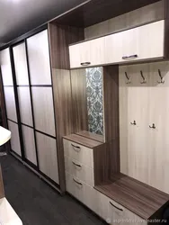 Аяқ киім сөресі мен отырғышы бар кіреберіс шкафтарының фотосы