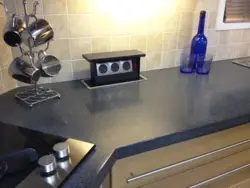 Розеткаҳо дар countertop дар акс ошхона дар дохили