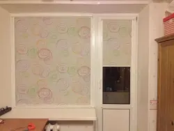 Рулонныя шторы для кухні з балконным акном фота