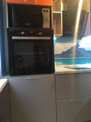 Ыдыс жуғыш машинасы және пеш фотосуреті бар ас үй