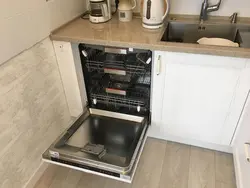 Qabyuyan maşın və soba fotoşəkili olan mətbəx