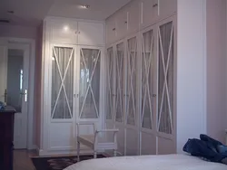 Жатын бөлмесіндегі шкафтың фотосуретіндегі айнаны қалай жабуға болады