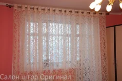Тюль және жатын бөлмесіндегі перделер громметпен фотосурет