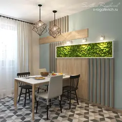 Плітка на сцяне ў кухні ля стала фота