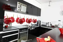 Қабырғалардағы ас үйдегі панельдер гүлдермен фотосурет