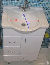 Banyoda fotoşəkildə bir şkaf ilə bir lavabo necə qurulacaq