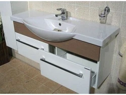 Banyoda fotoşəkildə bir şkaf ilə bir lavabo necə qurulacaq