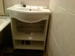 Banyoda Fotoşəkildə Bir Şkaf Ilə Bir Lavabo Necə Qurulacaq