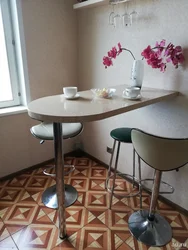 Divar fotoşəkilinə qarşı kiçik bir mətbəx üçün yemək masası