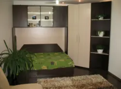 Künc divan və künc qarderob fotoşəkili olan yataq otağı