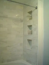 Plitkalar yoki gipskartondan tayyorlangan javonlar bilan vanna