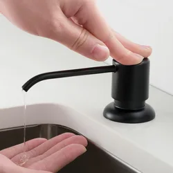 Mətbəx fotoşəkilində quraşdırılmış yuyucu vasitə dispenser