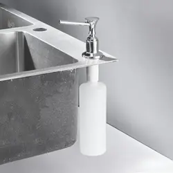 Mətbəx fotoşəkilində quraşdırılmış yuyucu vasitə dispenser