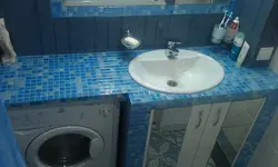 Vanna otağı fotoşəkilində alçıpandan hazırlanmış lavabonun altında tezgah