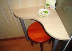 Дөңгелек жиектері бар шағын ас үйге арналған үстел фото