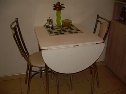 Дөңгелек жиектері бар шағын ас үйге арналған үстел фото