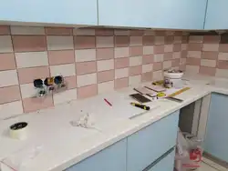 Ас үйдегі фотосуретте плитканың артқы жағын қашан орнату керек