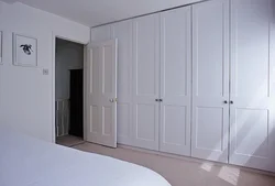 Butun Devordagi Fotosuratda Yotoqxonadagi Oq Shkaf