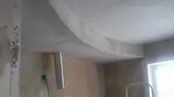 Натяжной потолок на кухне с газовой трубой фото