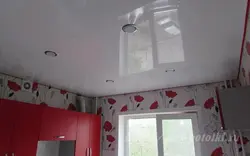 Газ құбырының фотосуреті бар ас үйдегі аспалы төбе