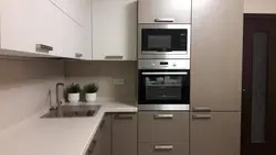 Mətbəx sobası və mikrodalğalı soba bir kabinet fotoşəkilində