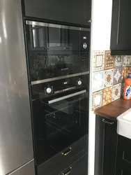 Oshxona pechkasi va mikroto'lqinli pech bitta shkafdagi fotosuratda