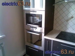 Кухня духовой шкаф и микроволновка в одном шкафу фото