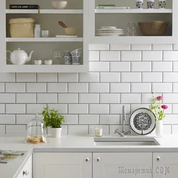 Сафолҳои backsplash ошхона сафед бо кунҷҳои акс