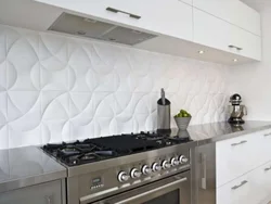 Сафолҳои backsplash ошхона сафед бо кунҷҳои акс