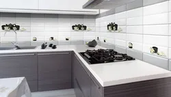 Oshxona backsplash plitalari oq qirralarning fotosurati bilan