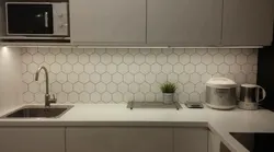 Oshxona backsplash plitalari oq qirralarning fotosurati bilan